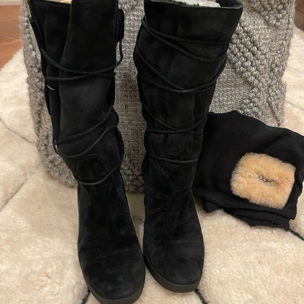 UGG Elsey Women Black Suede Wedge Boot Mid Calf Lace Up Sheepskin Lined 
US 9